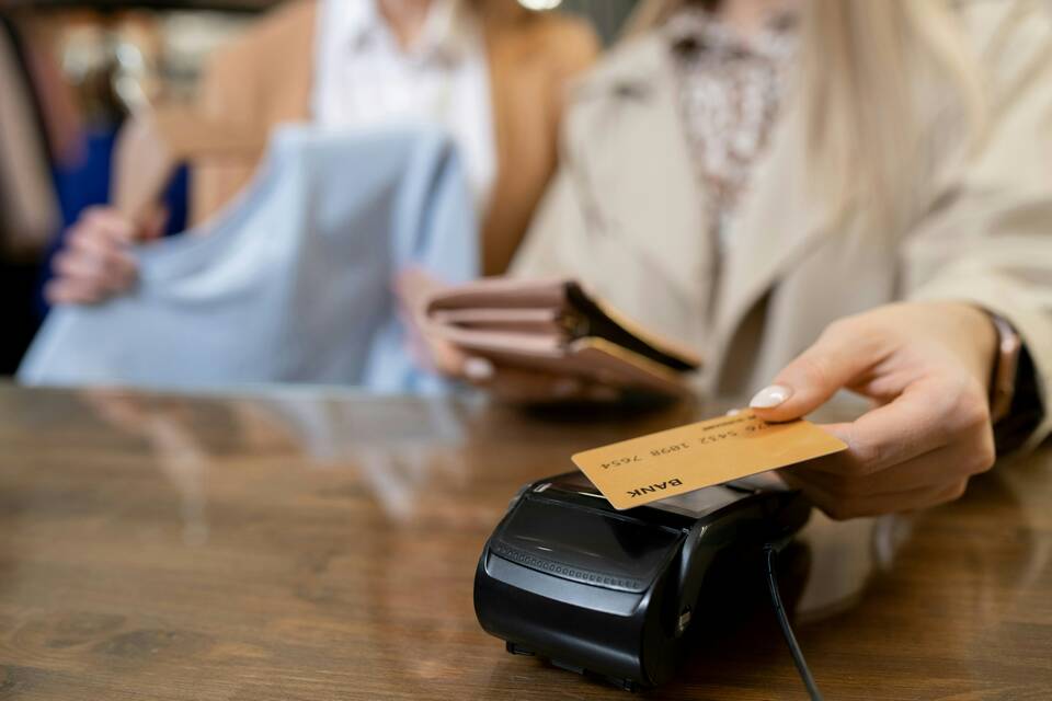 Чем отличается кредитка от дебетовой карты